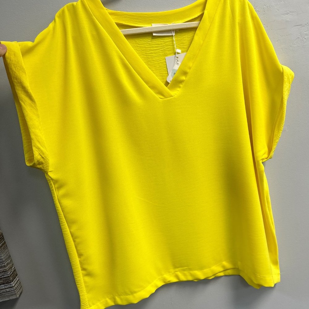 V-NECK TRIM ROLLED SHORT SLEEVE TOP-YELLOW